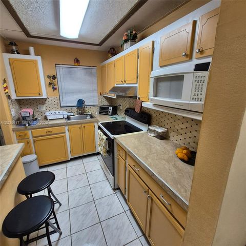 8460 Sunrise Lakes Blvd 210, Sunrise, FL 33322
