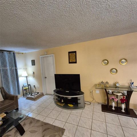 8460 Sunrise Lakes Blvd 210, Sunrise, FL 33322
