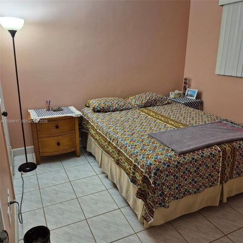 8460 Sunrise Lakes Blvd 210, Sunrise, FL 33322