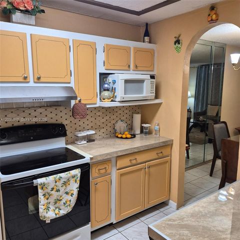 8460 Sunrise Lakes Blvd 210, Sunrise, FL 33322