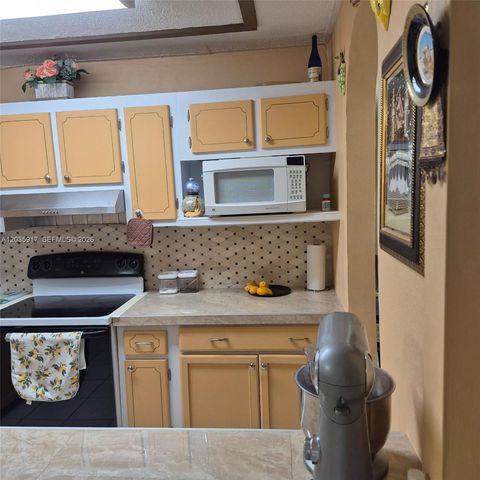 8460 Sunrise Lakes Blvd 210, Sunrise, FL 33322