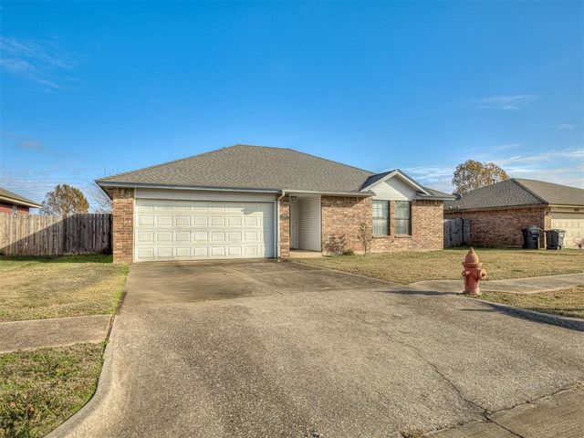 1924 Parkside Drive, Moore, OK 73160