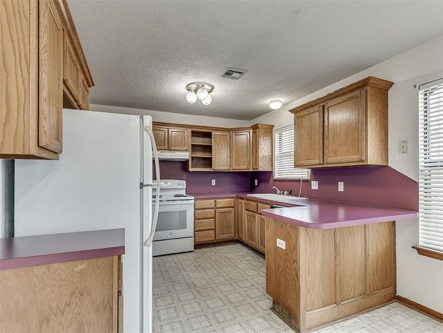 1924 Parkside Drive, Moore, OK 73160