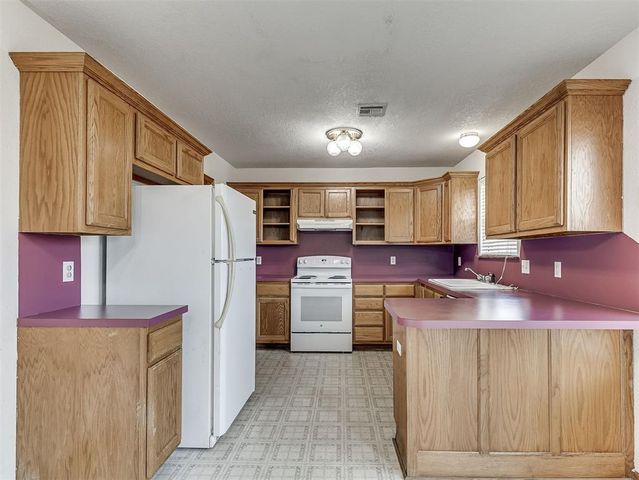 1924 Parkside Drive, Moore, OK 73160