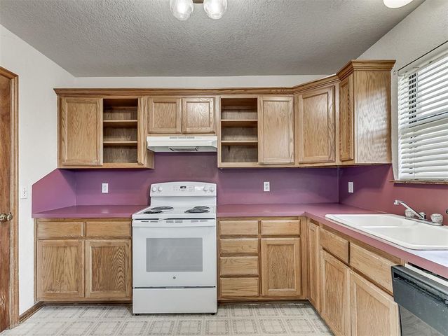 1924 Parkside Drive, Moore, OK 73160