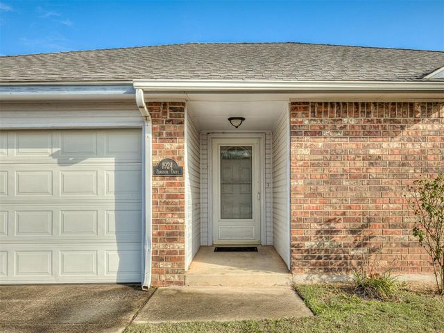 1924 Parkside Drive, Moore, OK 73160