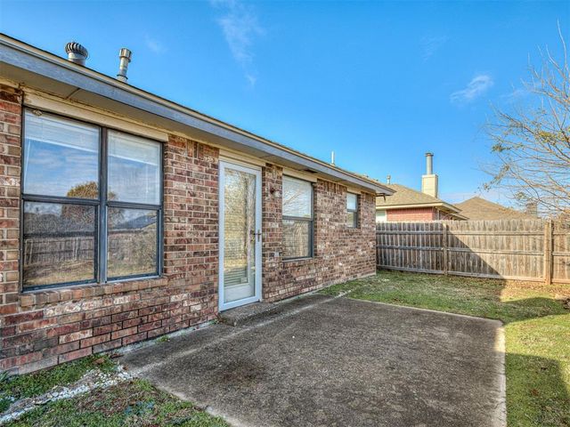 1924 Parkside Drive, Moore, OK 73160