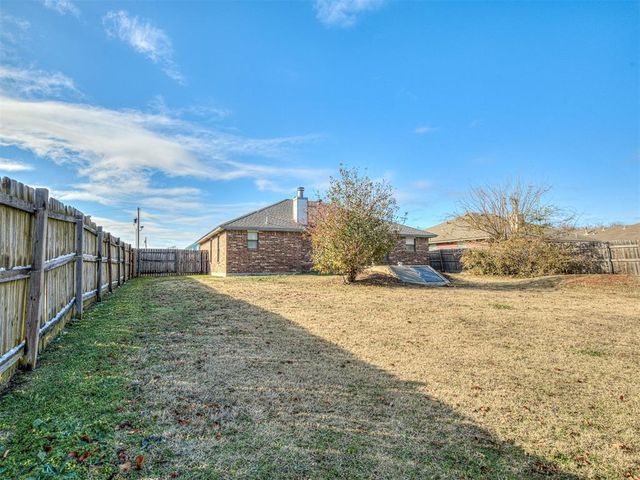 1924 Parkside Drive, Moore, OK 73160