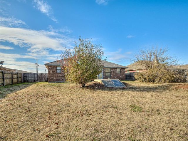 1924 Parkside Drive, Moore, OK 73160