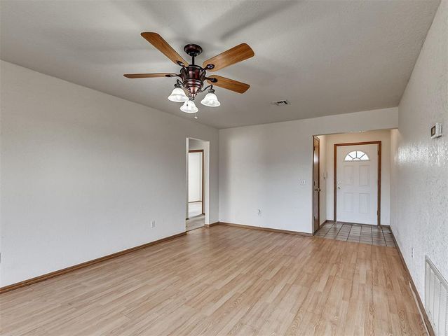 1924 Parkside Drive, Moore, OK 73160