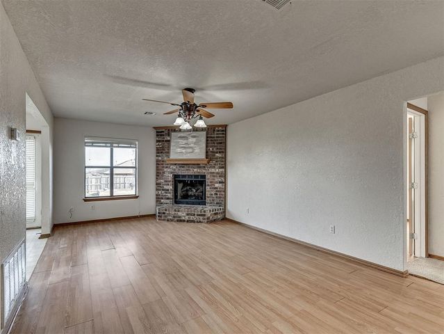 1924 Parkside Drive, Moore, OK 73160