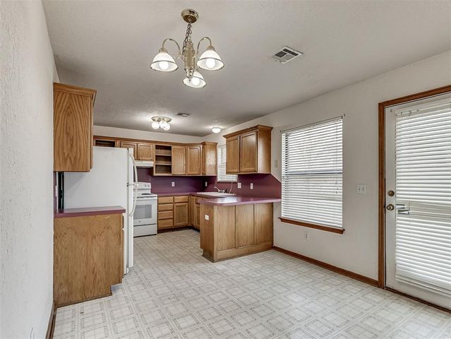 1924 Parkside Drive, Moore, OK 73160