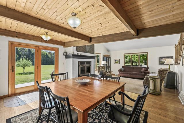 S48W34444 Rue Chantilly, Dousman, WI 53118
