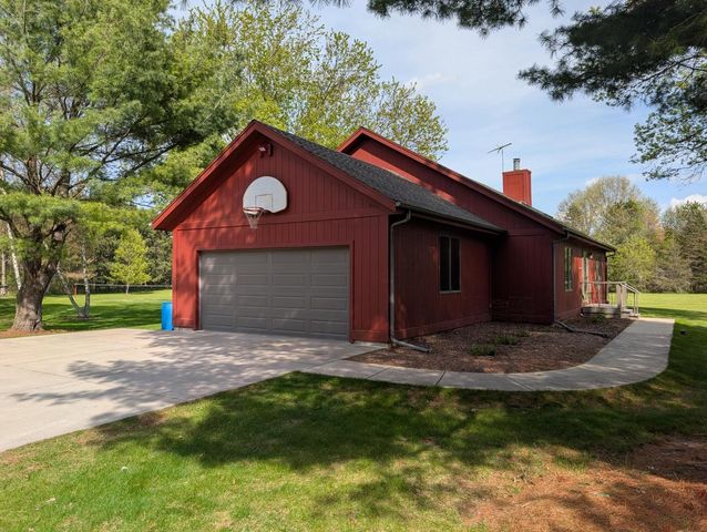 S48W34444 Rue Chantilly, Dousman, WI 53118