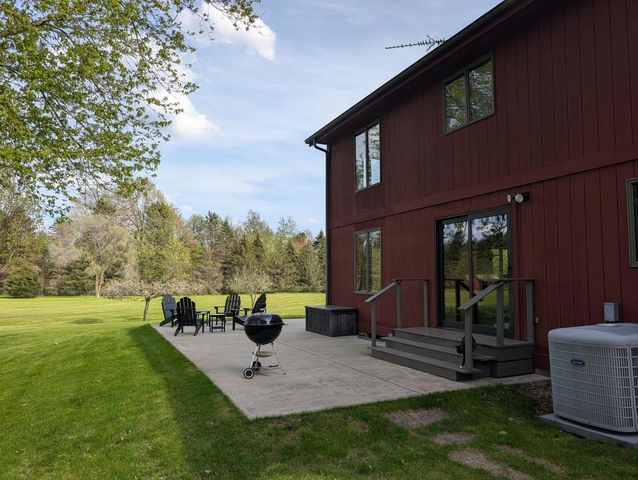 S48W34444 Rue Chantilly, Dousman, WI 53118