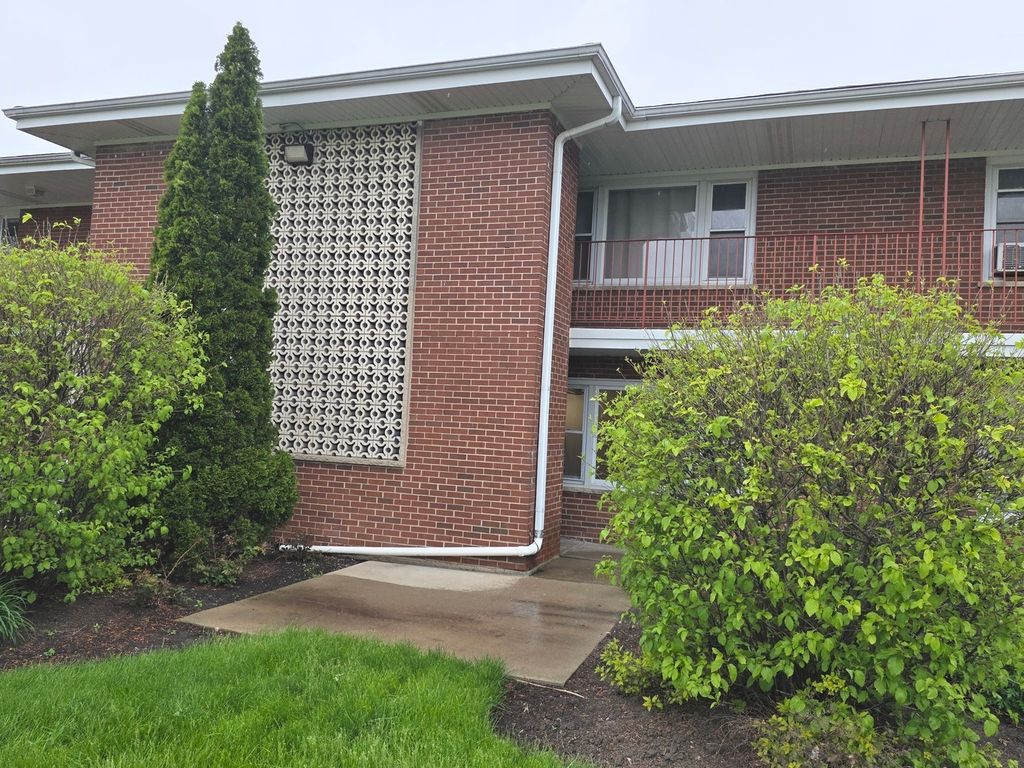 Image 2 of property listing at 1105 Holiday Lane 6, Des Plaines, IL 60016