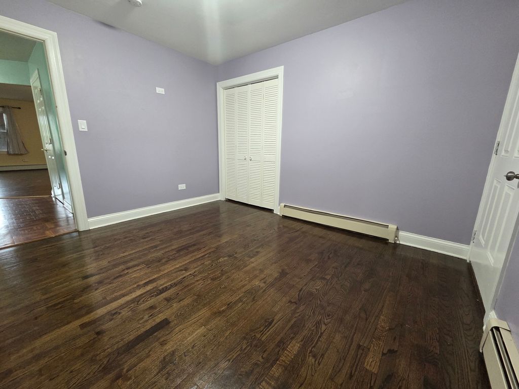 Image 11 of property listing at 1105 Holiday Lane 6, Des Plaines, IL 60016