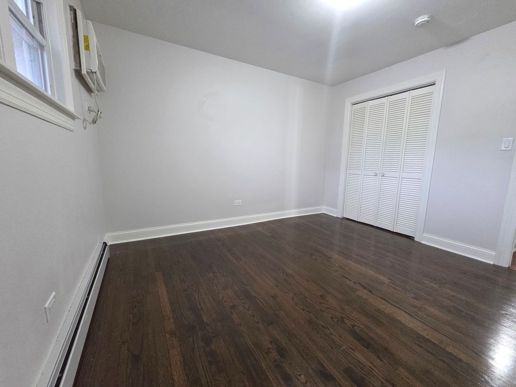 Image 12 of property listing at 1105 Holiday Lane 6, Des Plaines, IL 60016