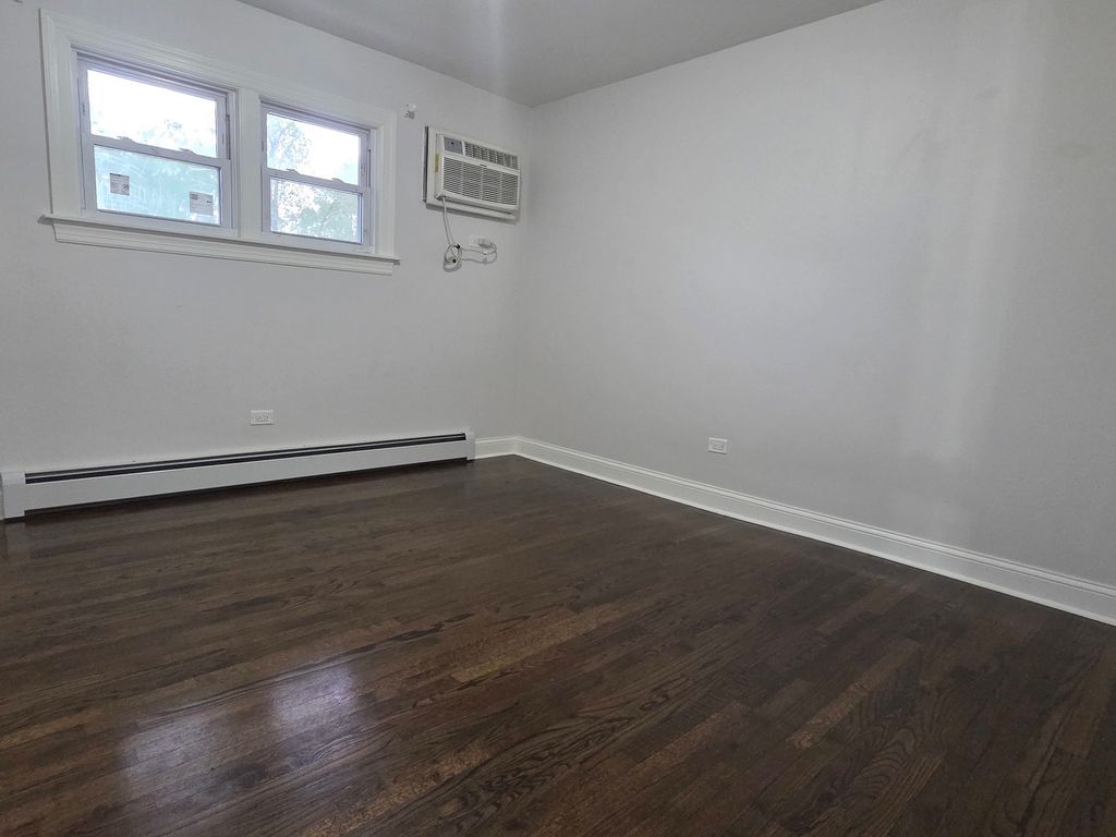 Image 13 of property listing at 1105 Holiday Lane 6, Des Plaines, IL 60016