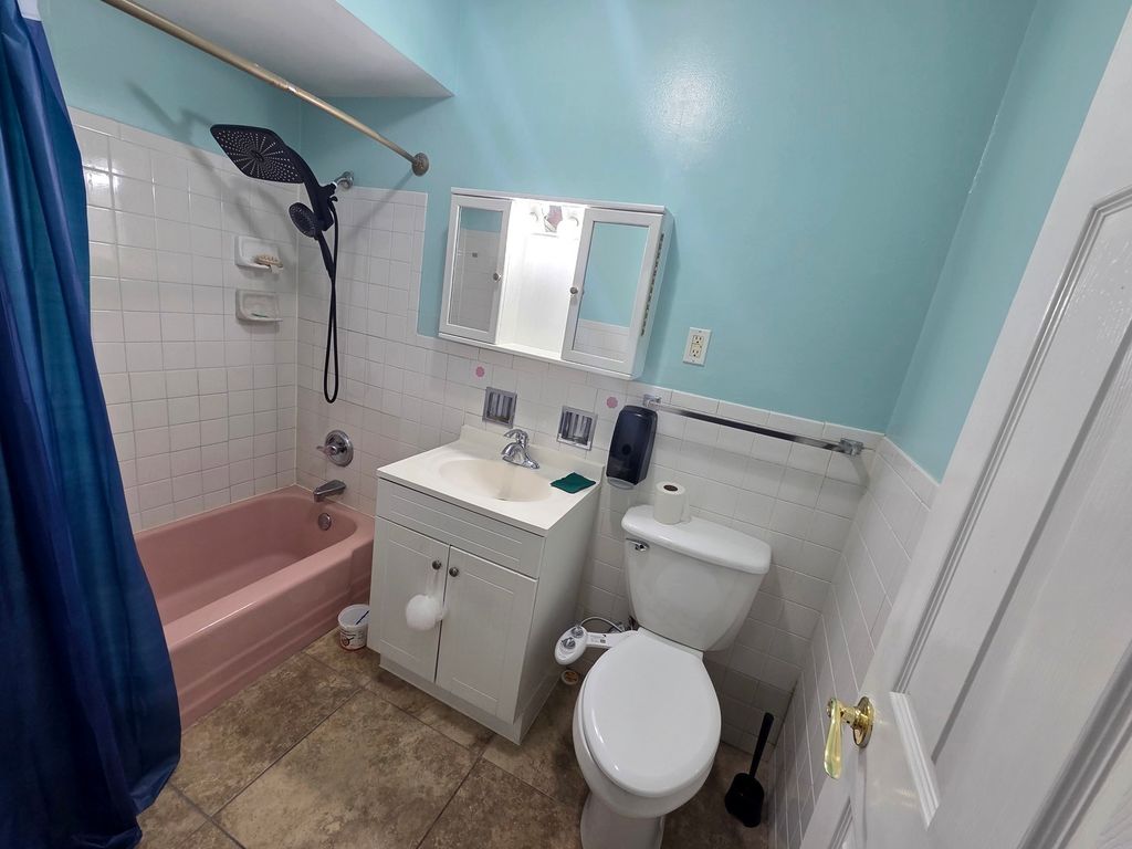 Image 14 of property listing at 1105 Holiday Lane 6, Des Plaines, IL 60016