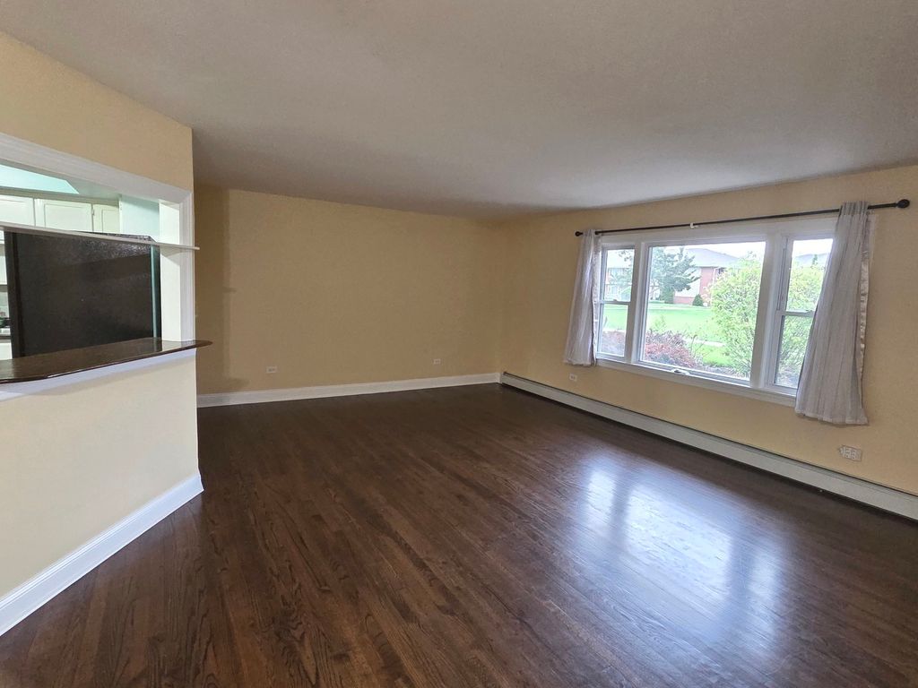 Image 3 of property listing at 1105 Holiday Lane 6, Des Plaines, IL 60016