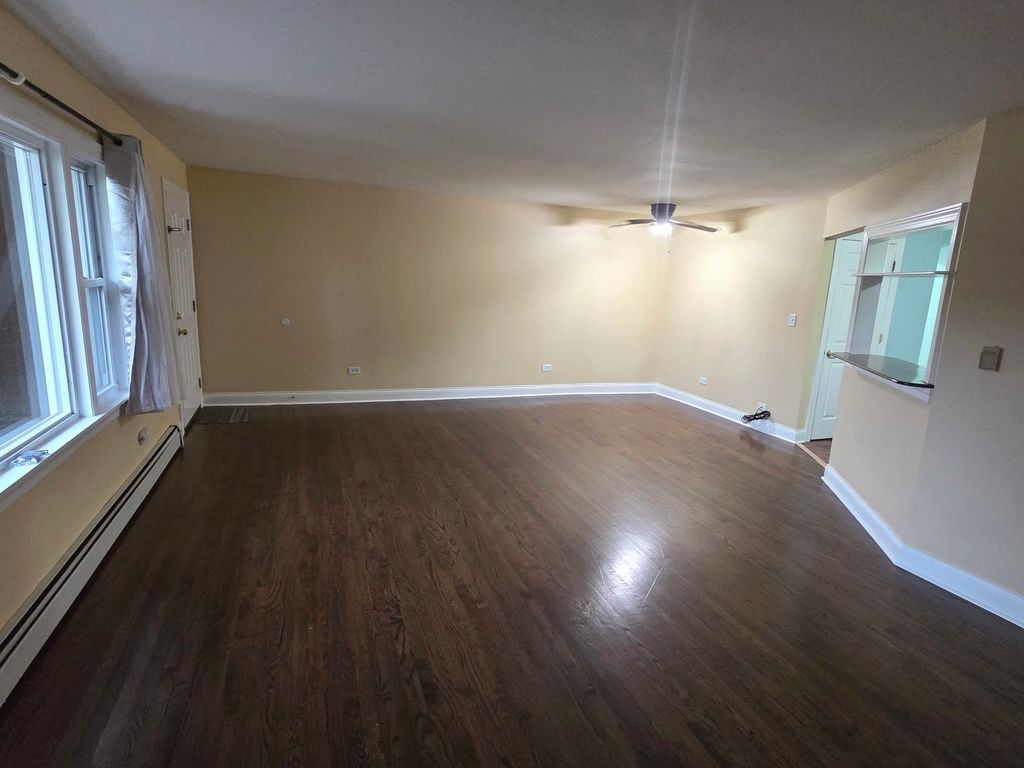 Image 4 of property listing at 1105 Holiday Lane 6, Des Plaines, IL 60016