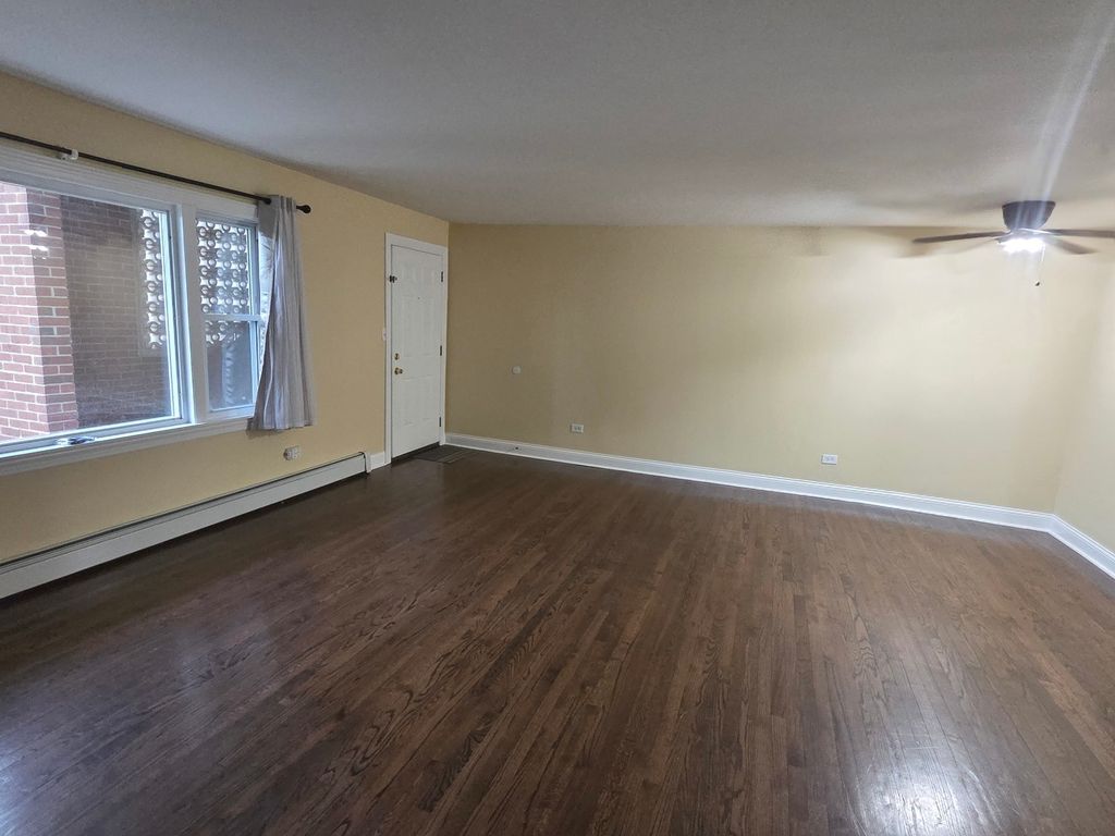 Image 5 of property listing at 1105 Holiday Lane 6, Des Plaines, IL 60016