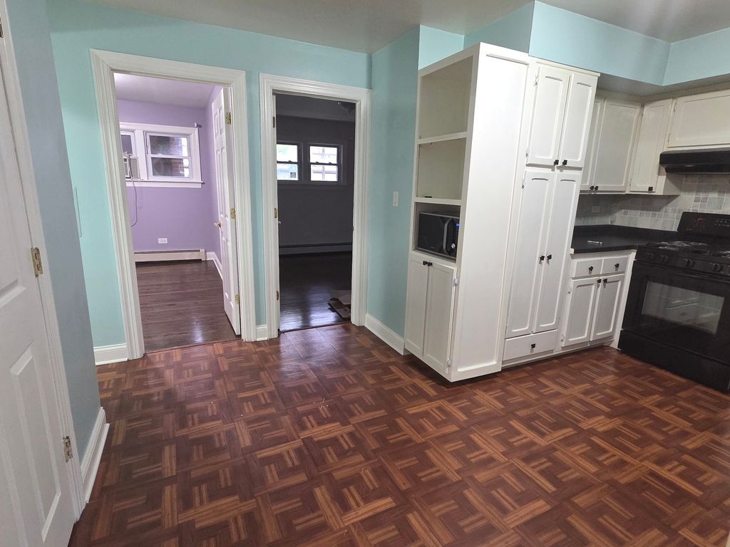 Image 6 of property listing at 1105 Holiday Lane 6, Des Plaines, IL 60016
