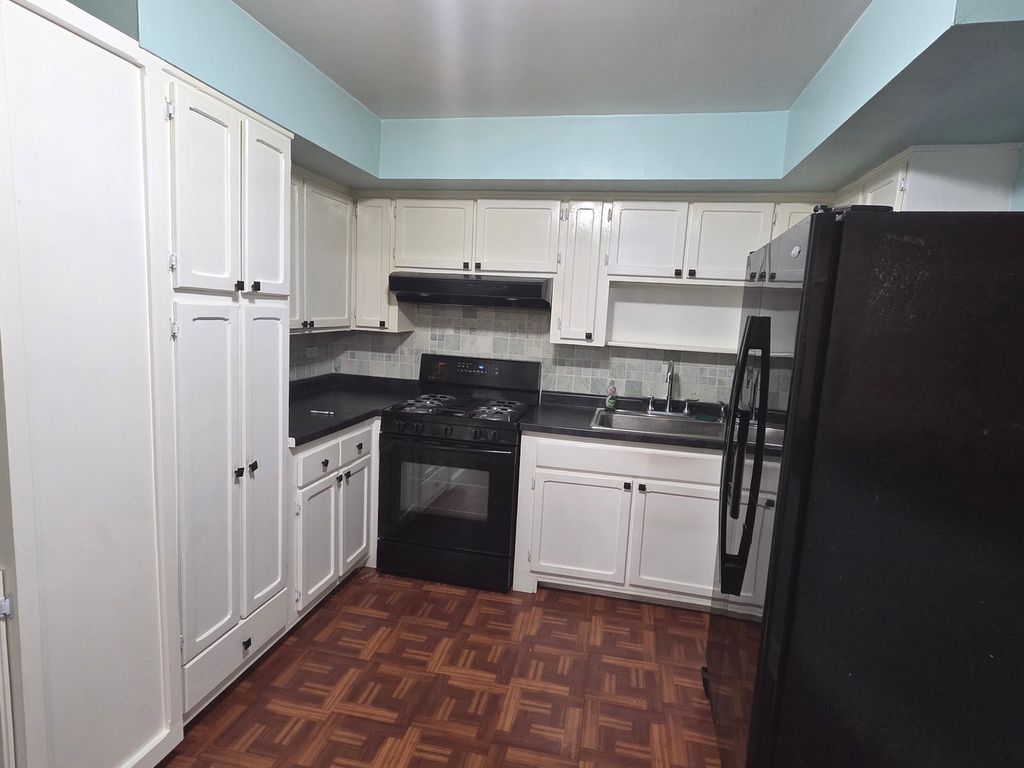 Image 7 of property listing at 1105 Holiday Lane 6, Des Plaines, IL 60016