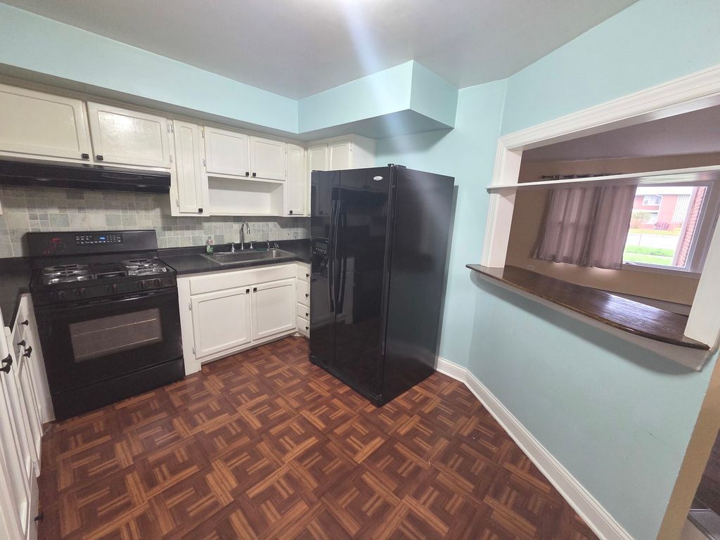 Image 9 of property listing at 1105 Holiday Lane 6, Des Plaines, IL 60016