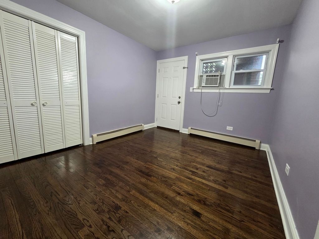 Image 10 of property listing at 1105 Holiday Lane 6, Des Plaines, IL 60016