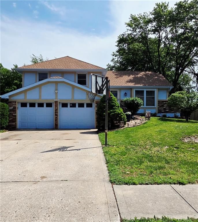 1813 Place Liberte Drive, Liberty, MO 64068