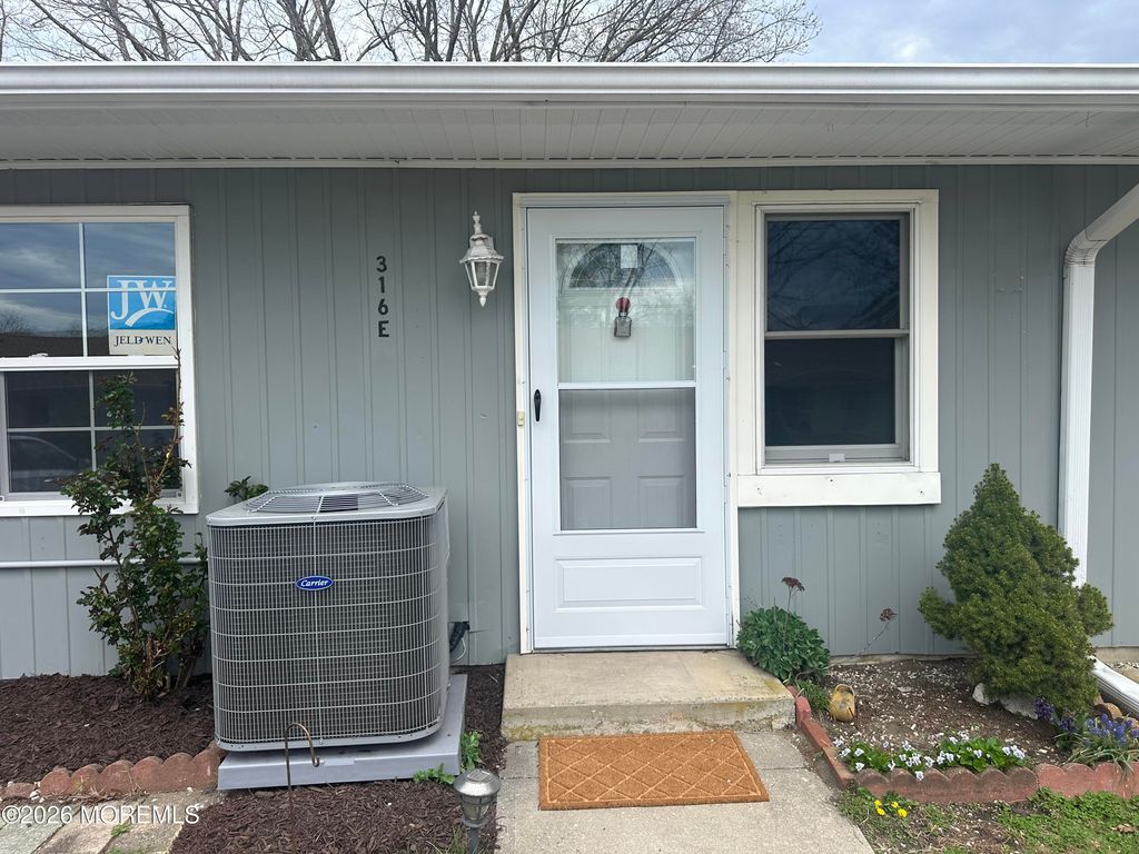 316 Coventry Court E, Lakewood, NJ 08701