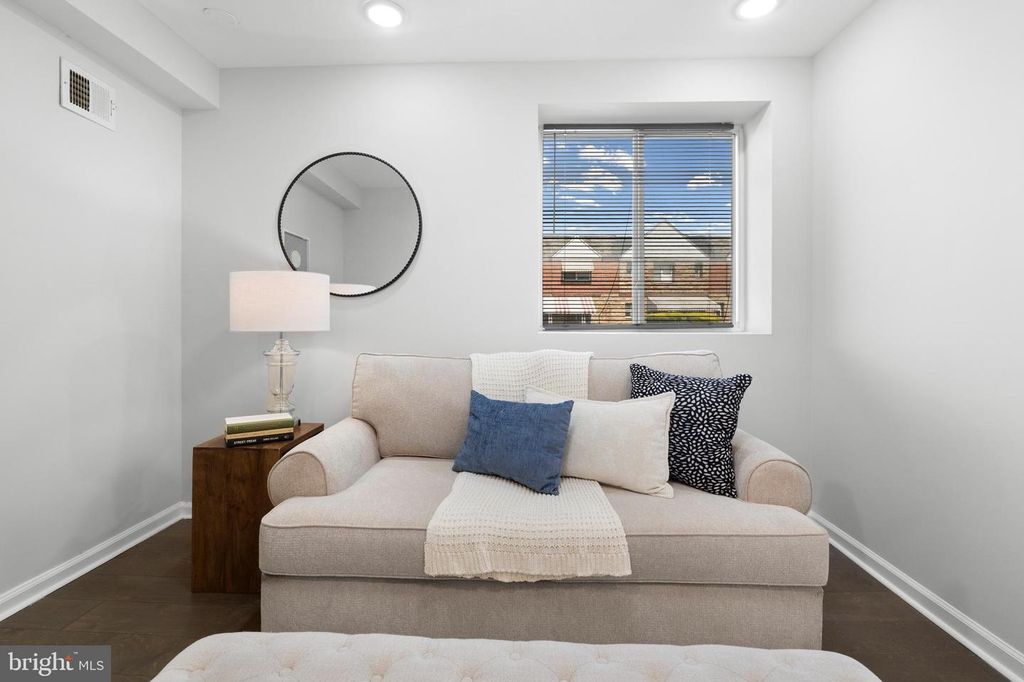 Image 8 of property listing at 5134 PEMBRIDGE AVE, Baltimore, MD 21215