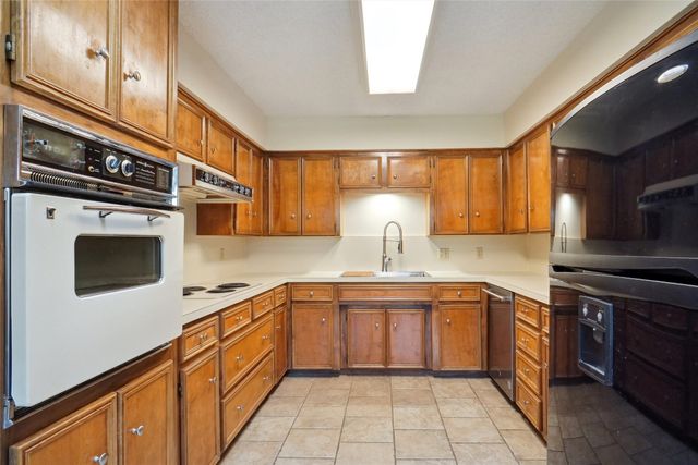 5717 Ridgerock Road, Fort Worth, TX 76132