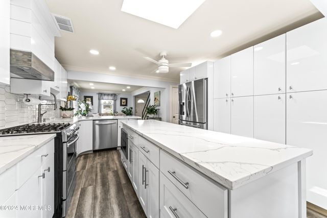 6 Joyce Place, Hazlet, NJ 07730