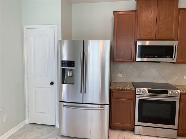 712 Estes PARK, Taylor, TX 76574