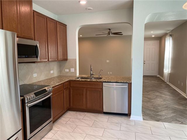 712 Estes PARK, Taylor, TX 76574