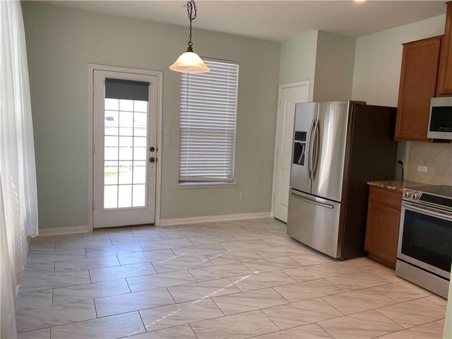 712 Estes PARK, Taylor, TX 76574