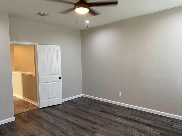 712 Estes PARK, Taylor, TX 76574