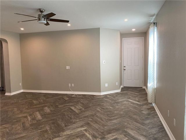 712 Estes PARK, Taylor, TX 76574