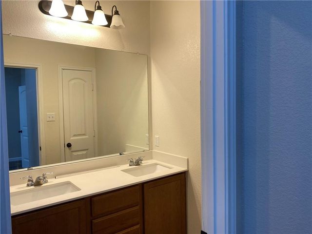 712 Estes PARK, Taylor, TX 76574