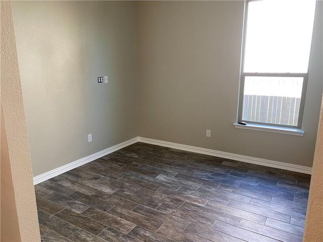 712 Estes PARK, Taylor, TX 76574