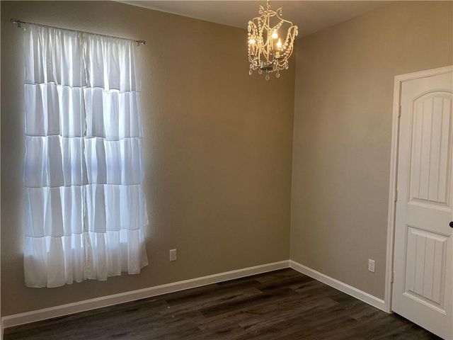 712 Estes PARK, Taylor, TX 76574