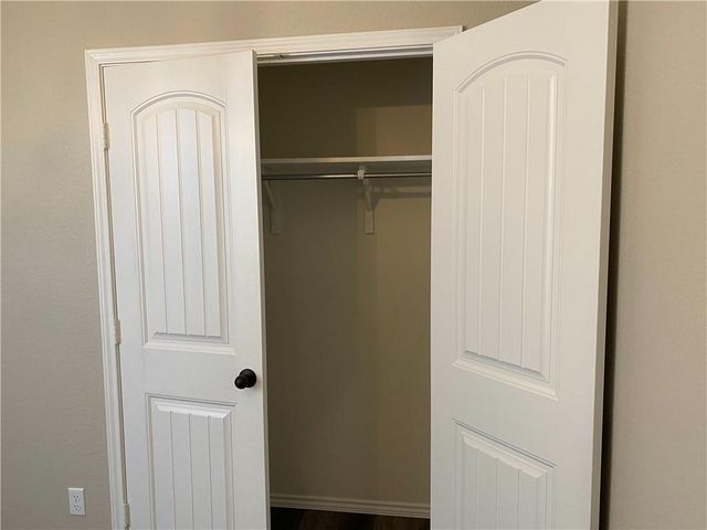 712 Estes PARK, Taylor, TX 76574