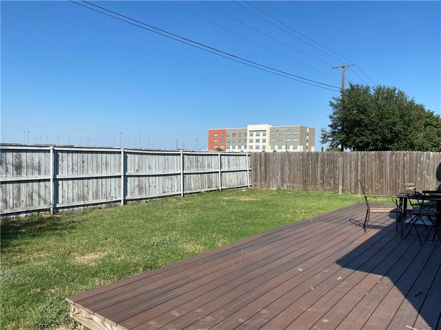 712 Estes PARK, Taylor, TX 76574