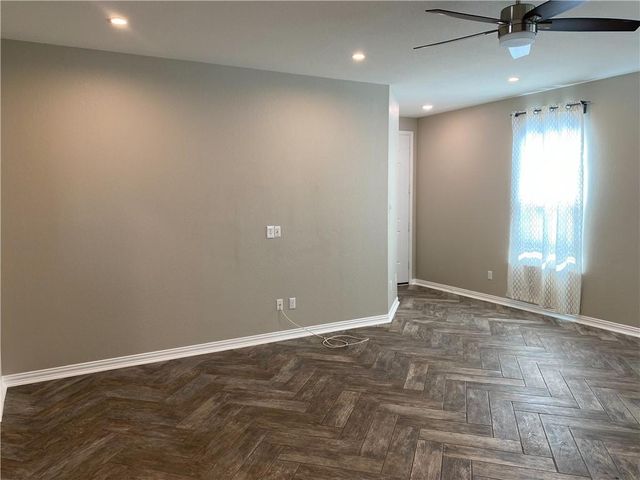 712 Estes PARK, Taylor, TX 76574