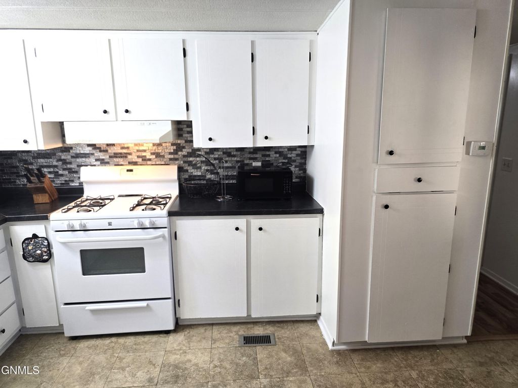 310 Buckingham Place, Bismarck, ND 58504 photo 10