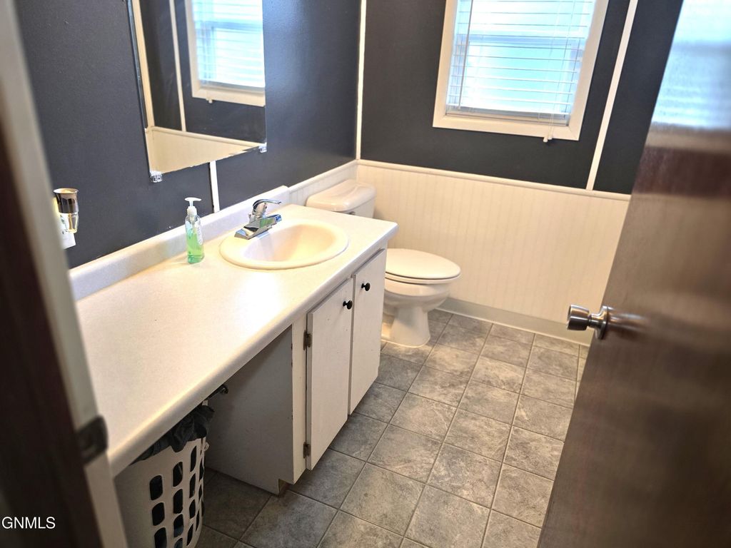 310 Buckingham Place, Bismarck, ND 58504 photo 16