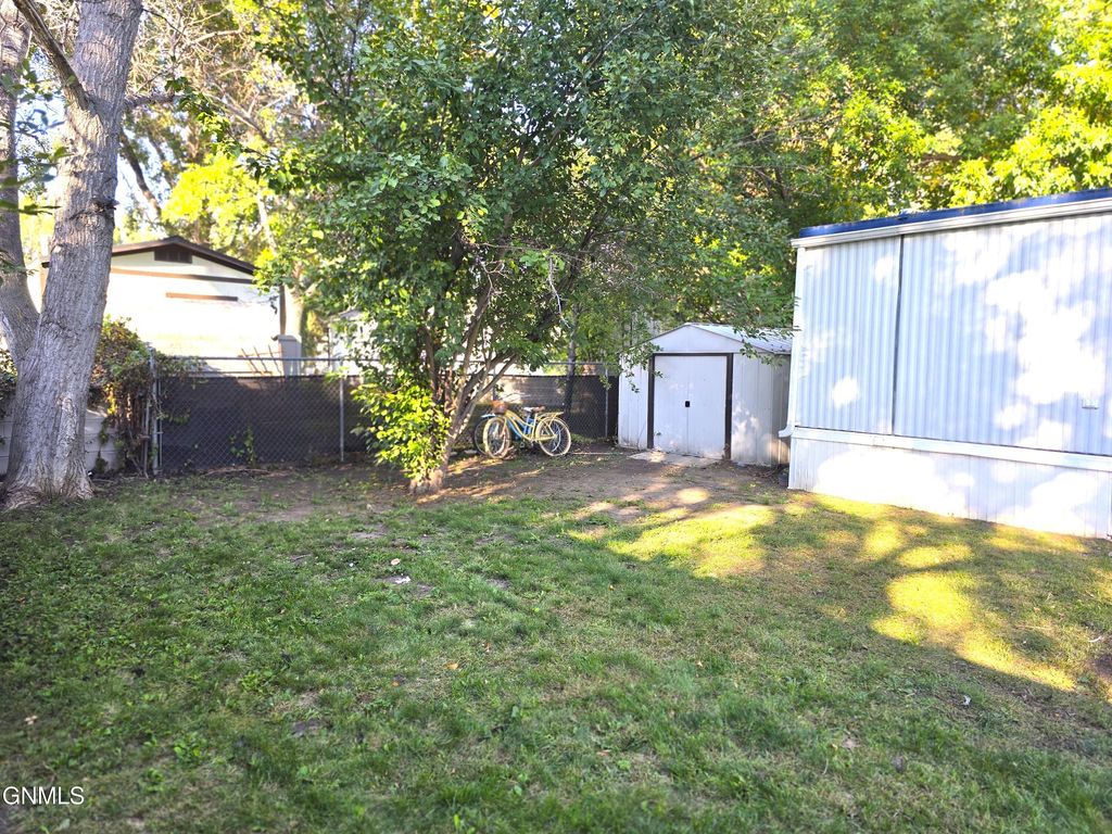 310 Buckingham Place, Bismarck, ND 58504 photo 37